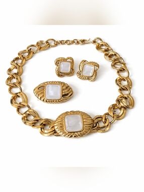 Vintage Monet Gold Tone Jewelry Set – Necklace, Earrings & Brooch